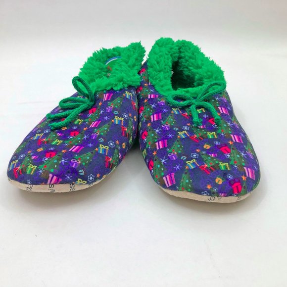 NWT Snoozies Men's Slippers Christmas Packages Design with Green Bow Large 11/12 - Picture 2 of 6